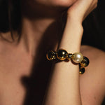 Sheltered spheres bracelet with pearls