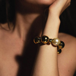 Sheltered spheres bracelet with pearls