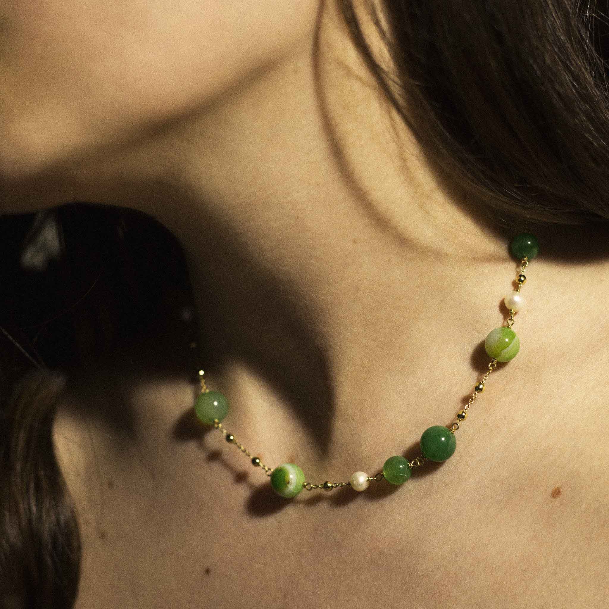 Necklace with green agate and cultured pearls