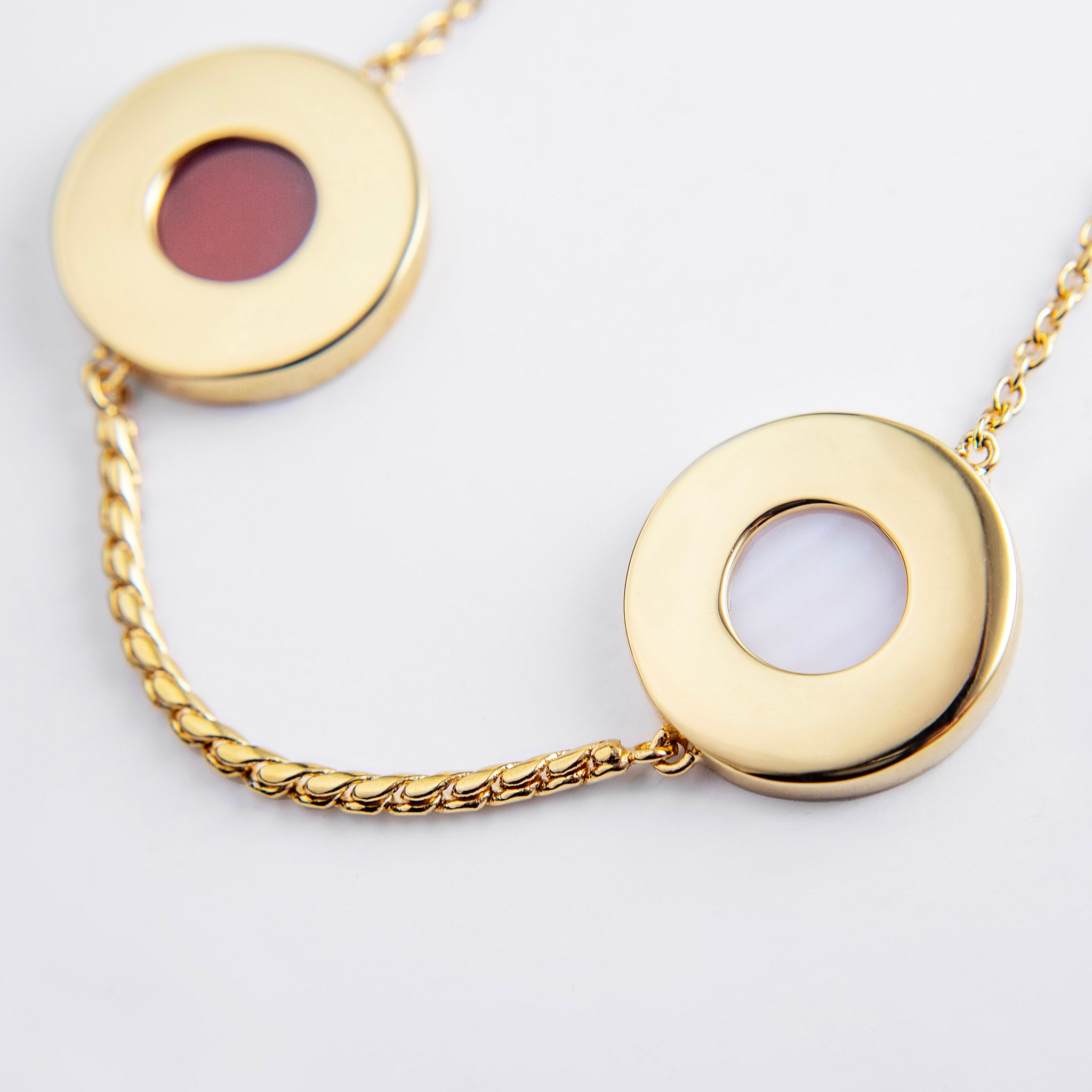 Bracelet with mother of pearl and red agate