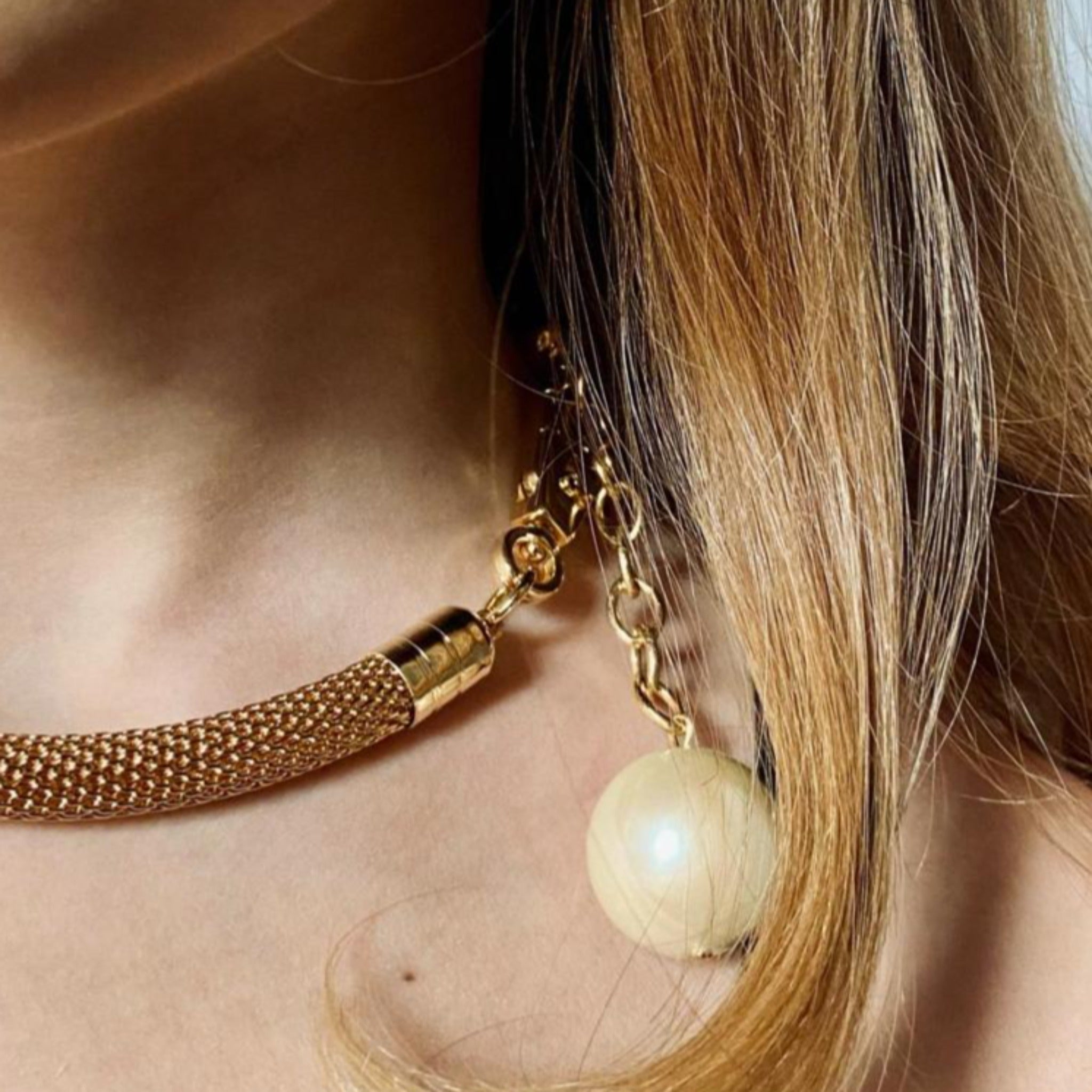 Necklace with a pearl pendant