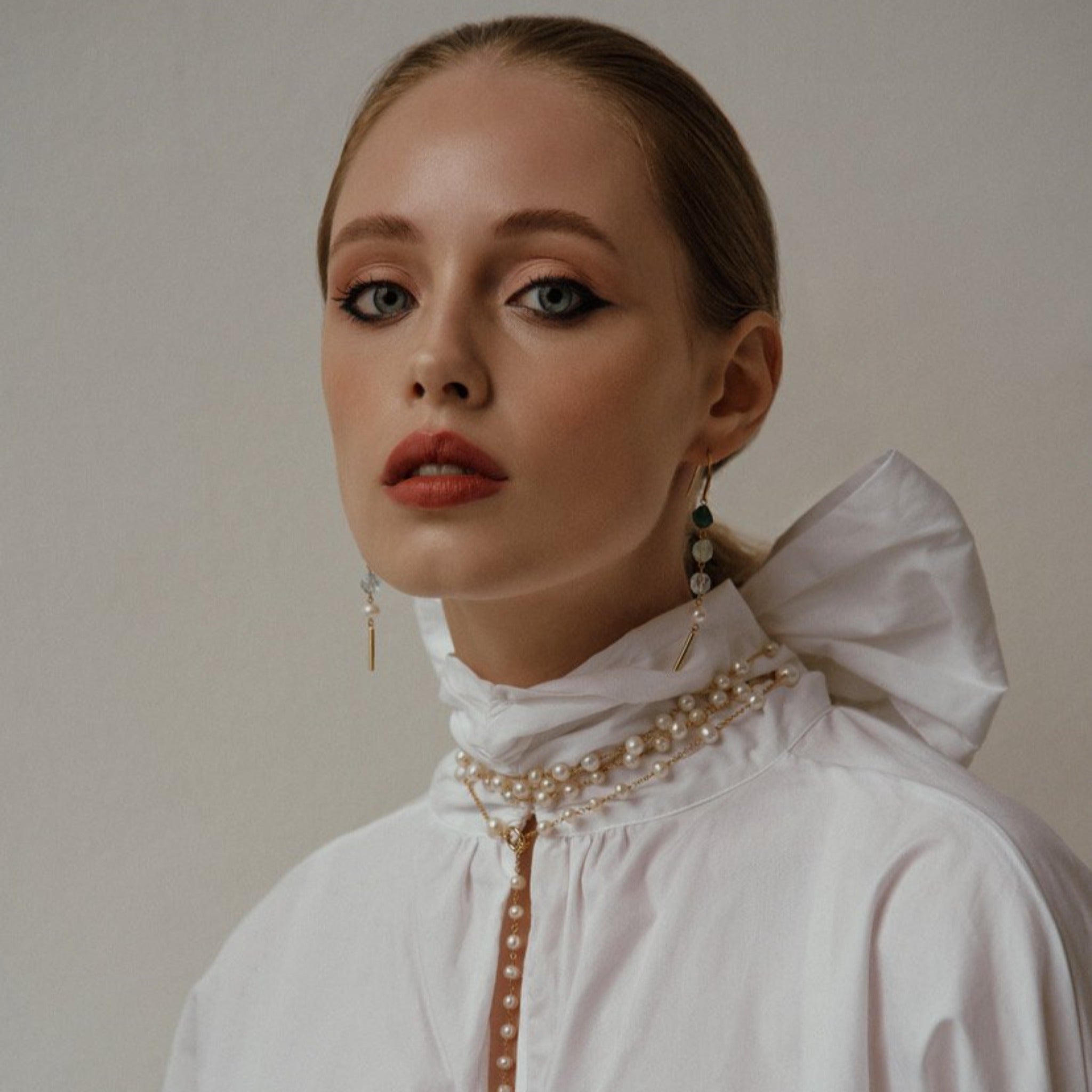 Necklace with cultured pearls