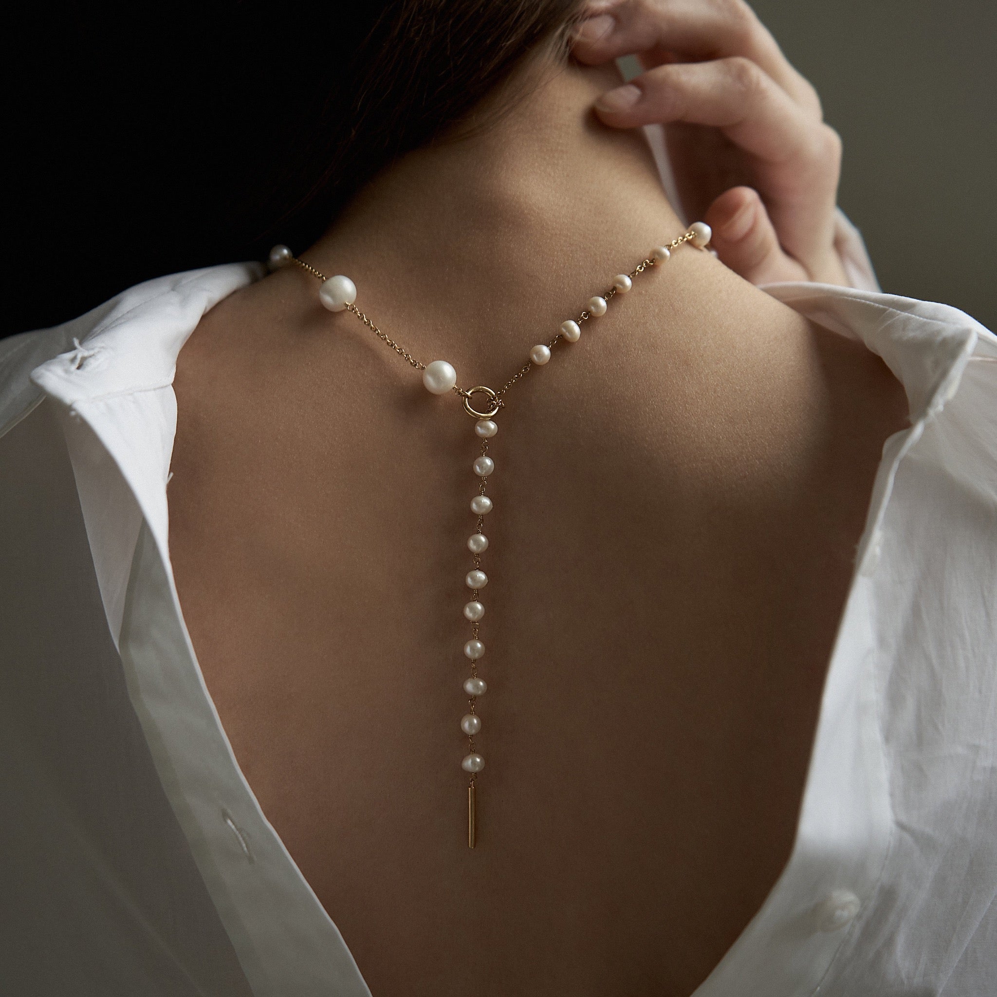 Necklace with cultured pearls