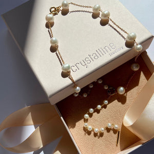 Necklace with cultured pearls