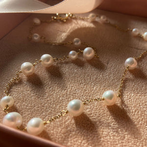 Necklace with cultured pearls